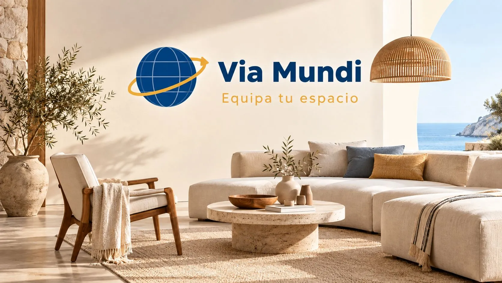 VIA MUNDI, Equipa tu espacio. Salón mediterráneo con sofá, sillón de madera y lámpara de mimbre junto al mar