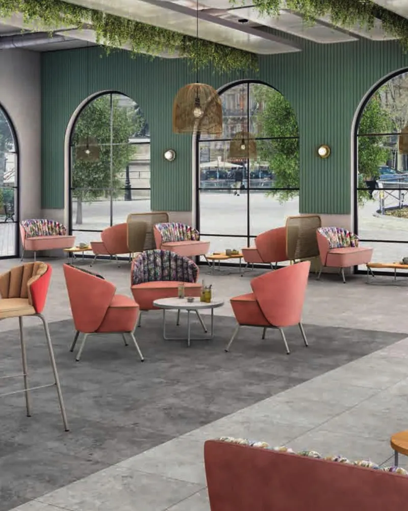 Cafetería-restaurante con arcos, sillas y mesas de diseño