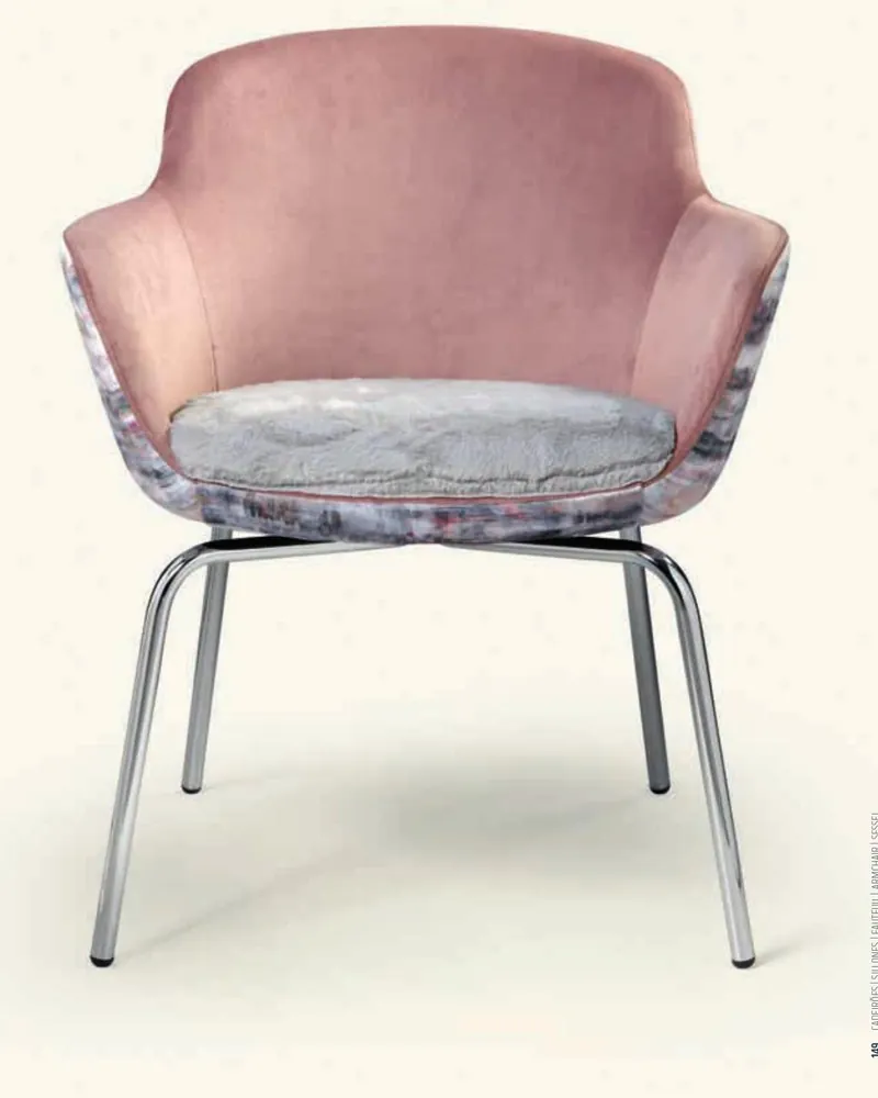 Sillón tapizado de diseño con patas metálicas